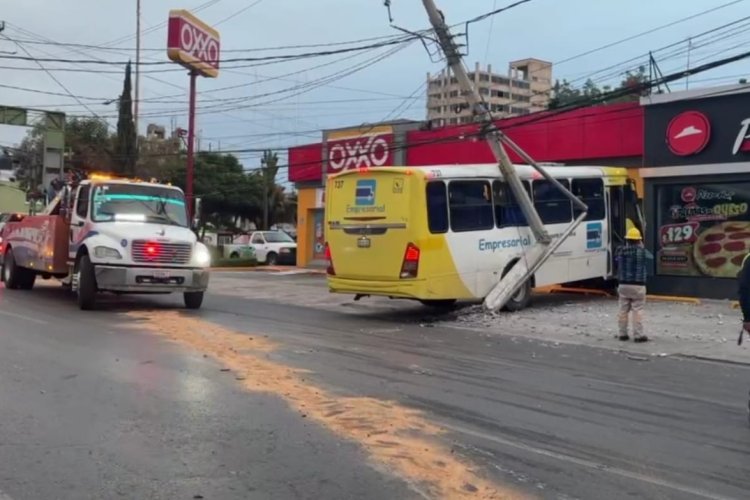 Transporte empresarial se impacta en tienda de conveniencia en Toluca; hay 38 lesionados