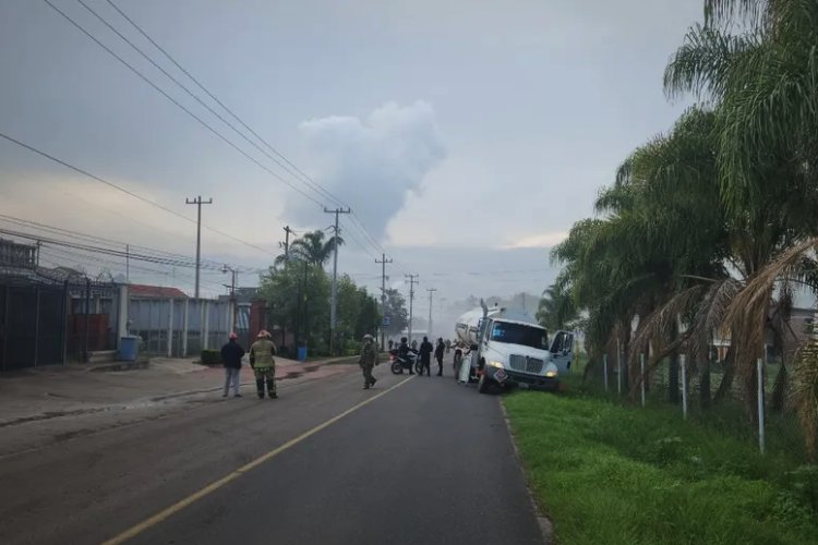 Evacúan a pobladores por fuga de combustible en Zapotlanejo, Jalisco