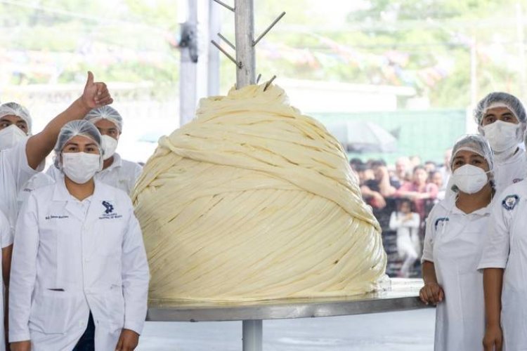 Oaxaca rompe el Récord Guinness del quesillo más grande del mundo
