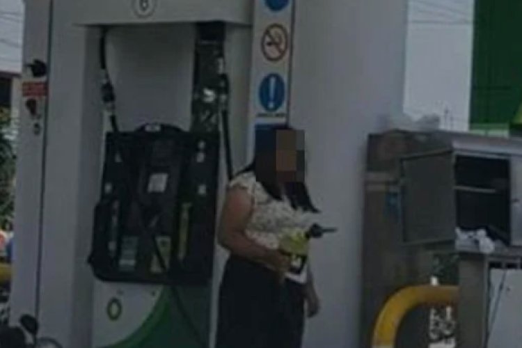 Mujer enfurece contra empleados de una gasolinera en el Edomex