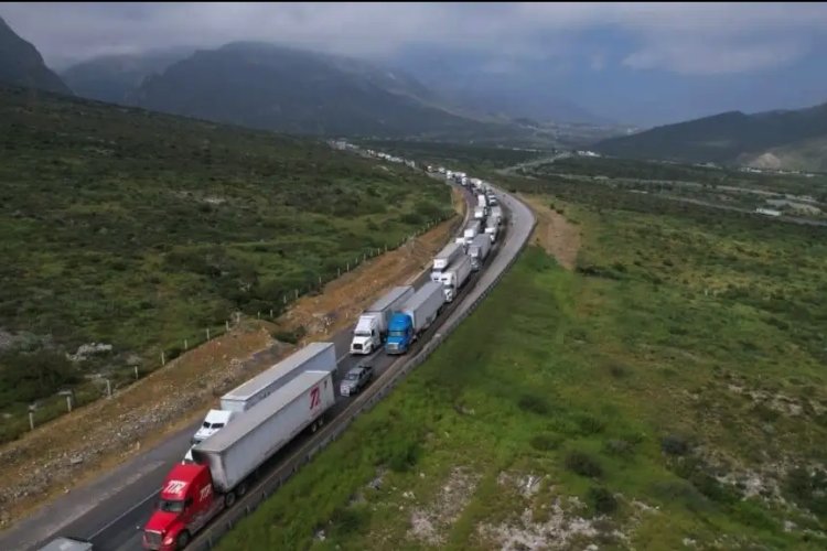 Transportistas realizan caravana contra las extorciones en la carretera Saltillo-Monterrey