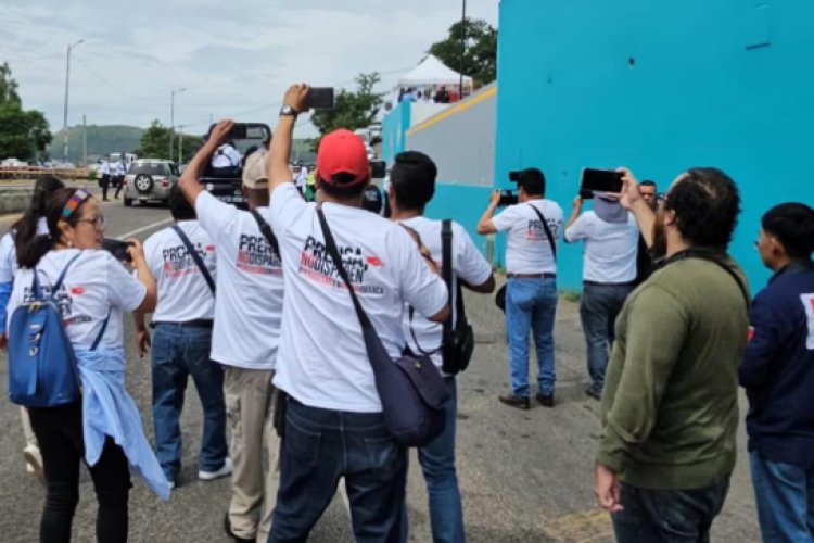 Medios de Comunicación de Oaxaca protestan en la Guelaguetza por agresión de funcionarios a fotógrafo