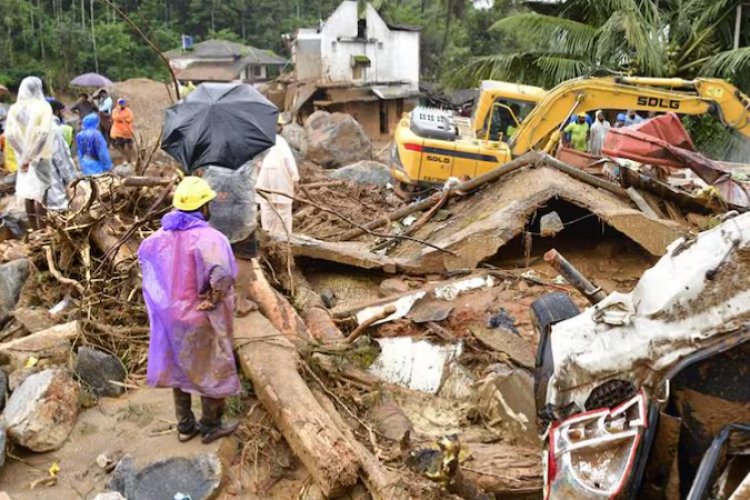 Más de 100 muertos por desprendimientos de tierra en India a causa de fuertes lluvias