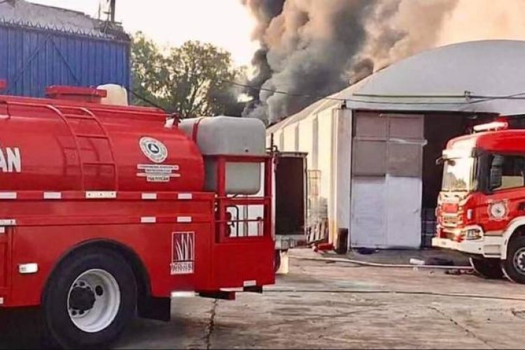 Incendio consume fábrica de frituras en Tultitlán, Edomex