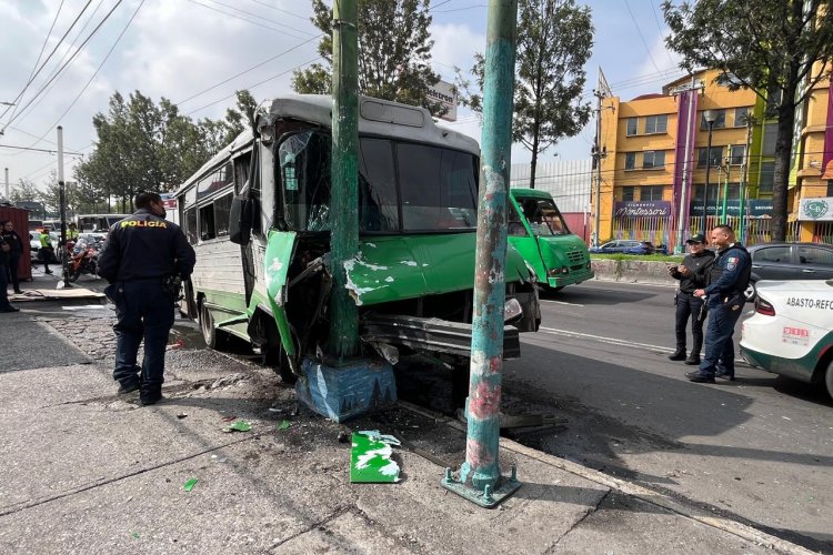 Choca microbús contra poste en Iztapalapa; hay al menos nueve heridos