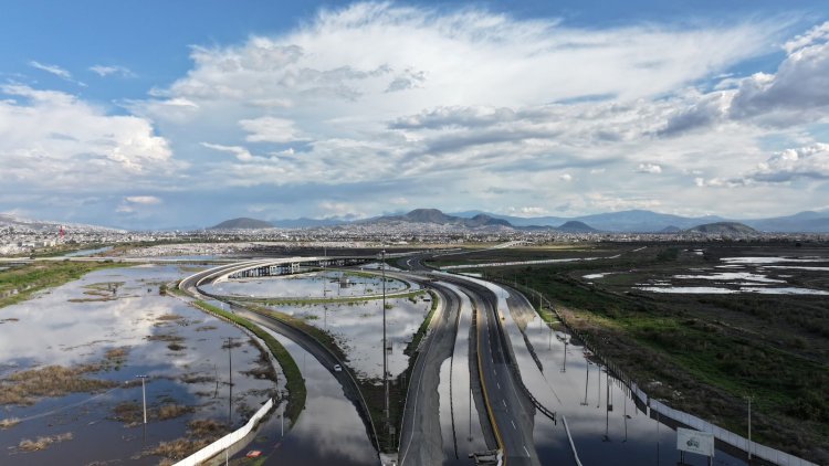 Reportan separación en puente del Circuito Exterior Mexiquense tras lluvias