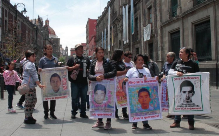 Padres de normalistas de los 43 Ayotzinapa se reunirán con Sheinbaum a finales de mes