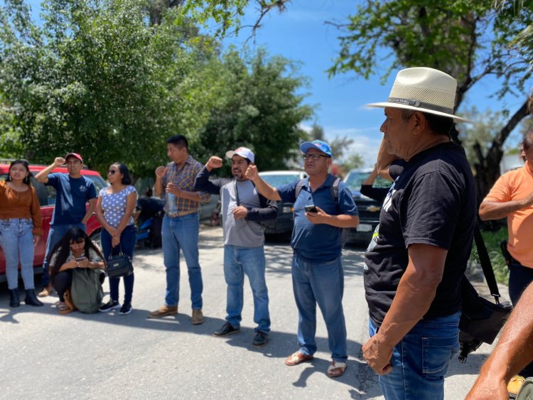 Cierran campesinos lateral de la Autopista del Sol para solicitar semillas para más productores