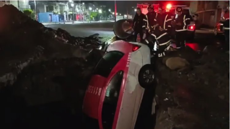 Rescatan taxi que cayó en socavón en la alcaldía Iztapalapa