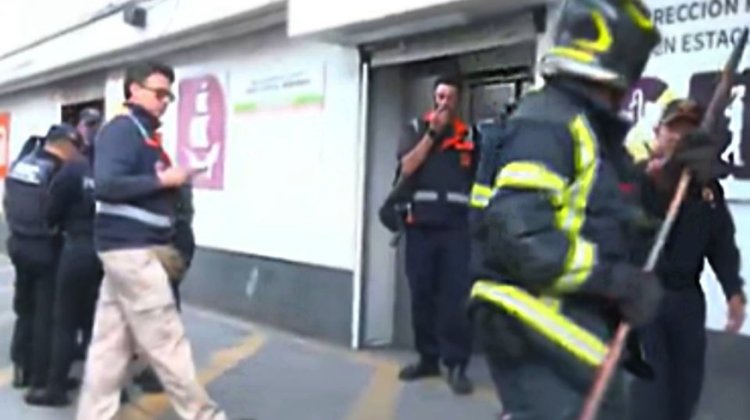 Falla elevador en Metro de la CDMX y quedan atrapadas varias personas