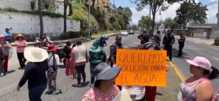 Vecinos del Barrio de Zopilocalco en Toluca, protestan por falta de agua