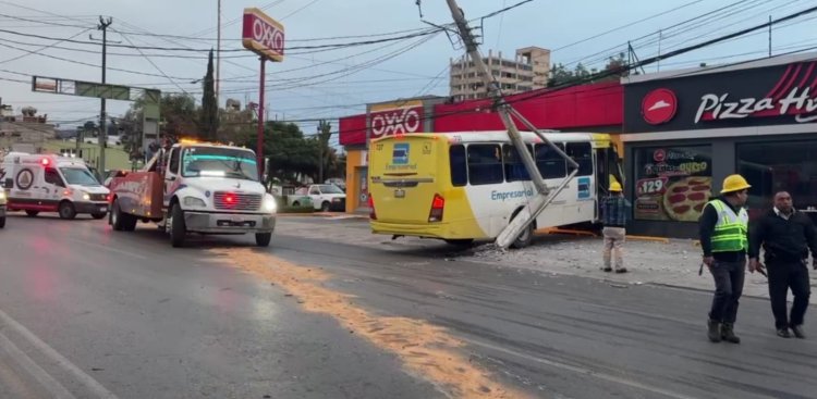 Transporte empresarial se impacta en tienda de conveniencia en Toluca; hay 38 lesionados