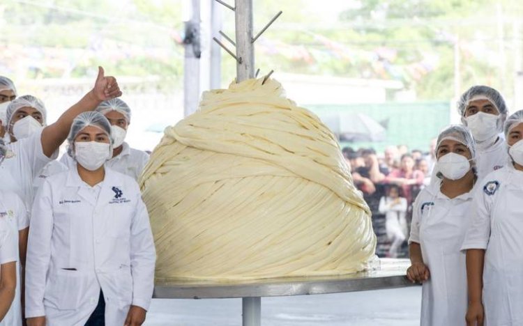 Oaxaca rompe el Récord Guinness del quesillo más grande del mundo