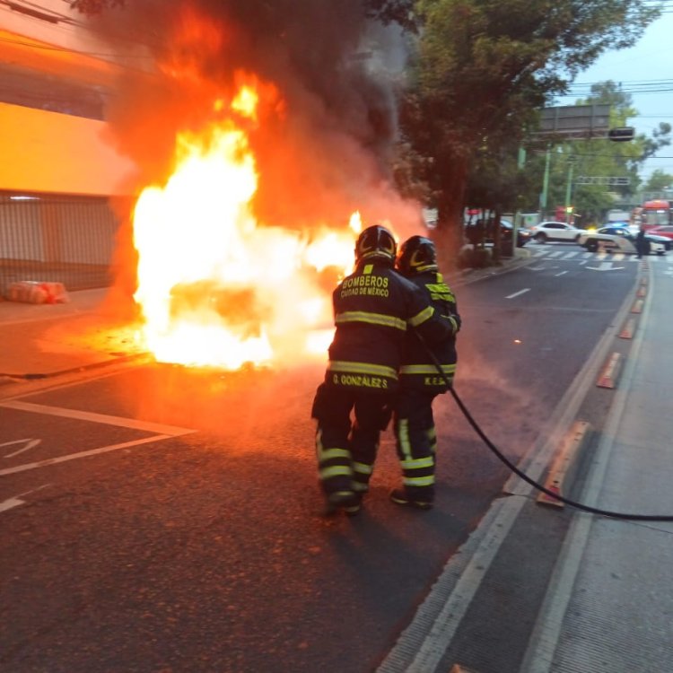 Sofocan incendio de camioneta en colonia Álamos, CDMX