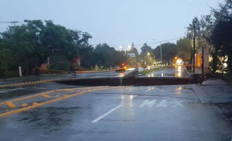 Tras fuertes lluvias aparece socavón gigante en Zapopan, Jalisco