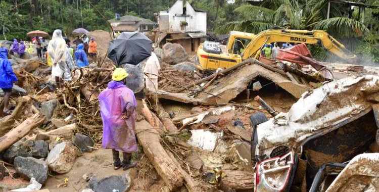 Más de 100 muertos por desprendimientos de tierra en India a causa de fuertes lluvias