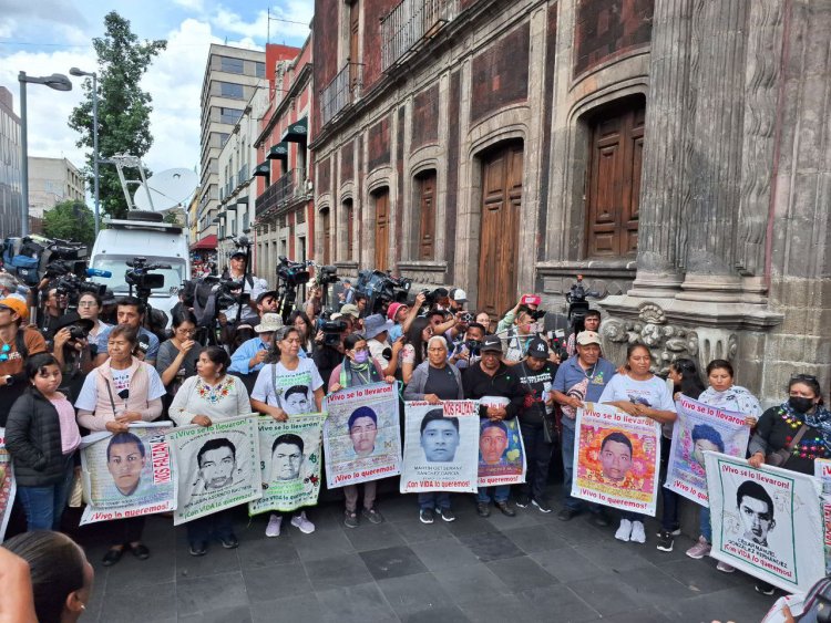 Condiciona Sheinbaum reunión con familiares de los 43 normalistas desaparecidos de Ayotzinapa