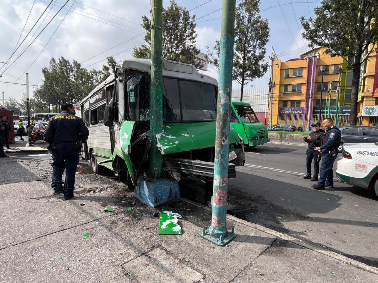 Choca microbús contra poste en Iztapalapa; hay al menos nueve heridos