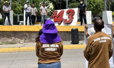 Familiares de los 43 de Ayotzinapa insisten que AMLO sólo busca “una acción distractora” en la búsqueda de los normalistas