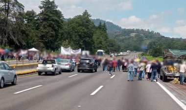 Bloquean autopista México-Puebla; exigen pagos pendientes al gobierno federal