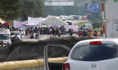 Bloqueo de ejidatarios en la México-Puebla lleva más de 20 horas