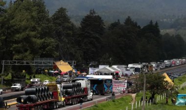 Manifestantes mantienen cerrada la México-Puebla por más de 45 horas