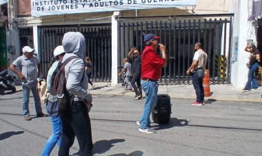 Bloquean calle en Guerrero trabajadores del IEEJAG; exigen pagos oportunos