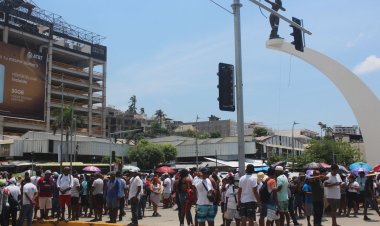 Comerciantes bloquean costera Miguel Alemán para exigir suministro de agua potable