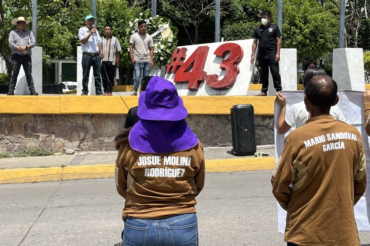 Familiares de los 43 de Ayotzinapa insisten que AMLO sólo busca “una acción distractora” en la búsqueda de los normalistas