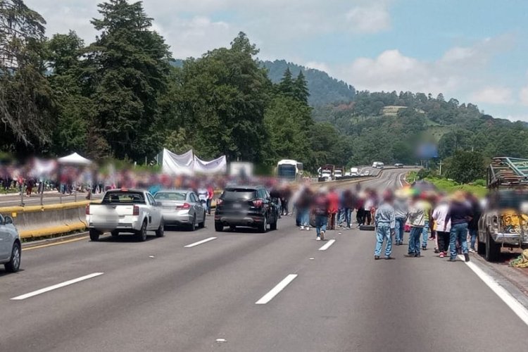 Bloquean autopista México-Puebla; exigen pagos pendientes al gobierno federal