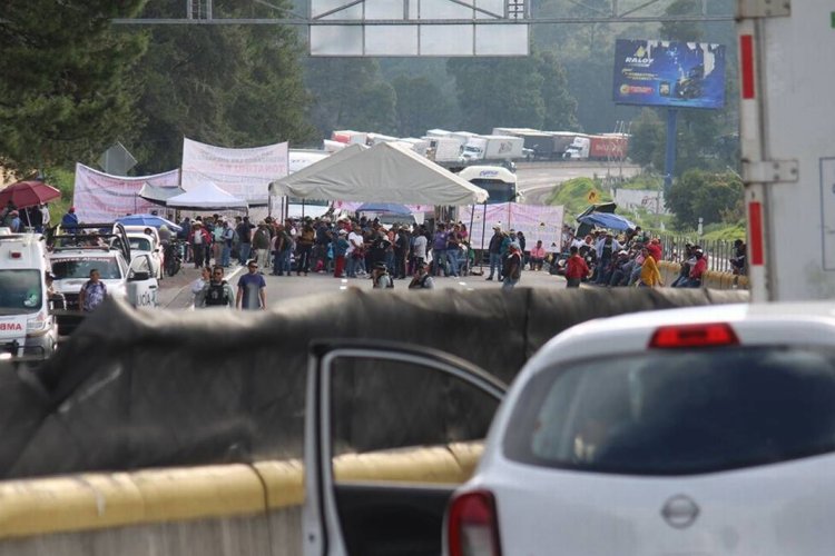 Bloqueo de ejidatarios en la México-Puebla lleva más de 20 horas