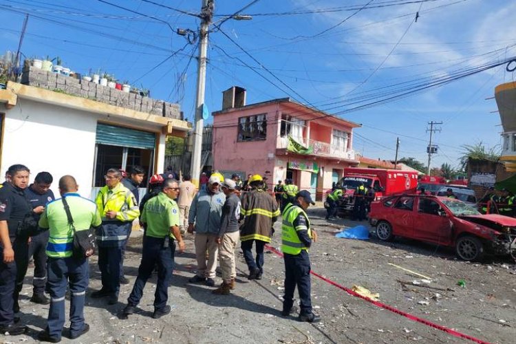 Muere una persona en explosión de vehículo con pirotecnia en Tepetlixpa, Edomex