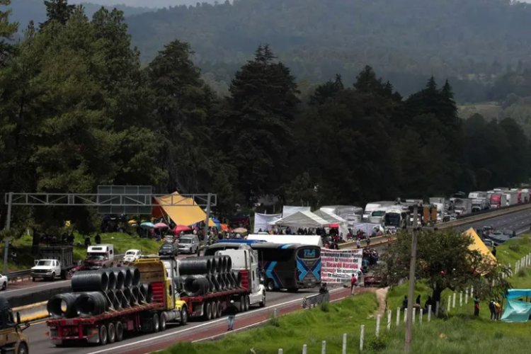 Manifestantes mantienen cerrada la México-Puebla por más de 45 horas