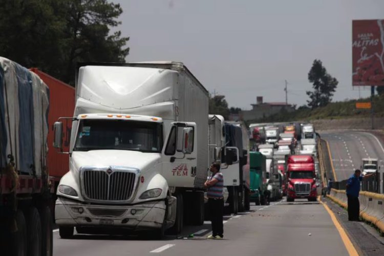 Tras casi tres días de bloqueos en la México-Puebla llegan a un acuerdo para liberar vialidad