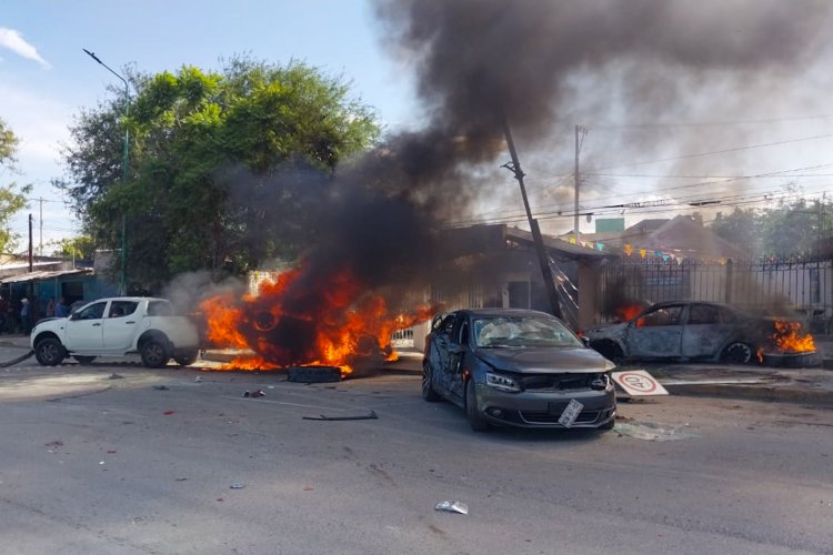 Queman autos en Tehuacán por presunto fraude en un financiamiento automotriz