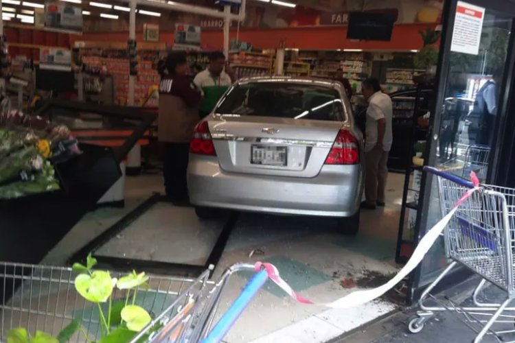 Abuelita ocasiona accidente y termina con su carro dentro de supermercado