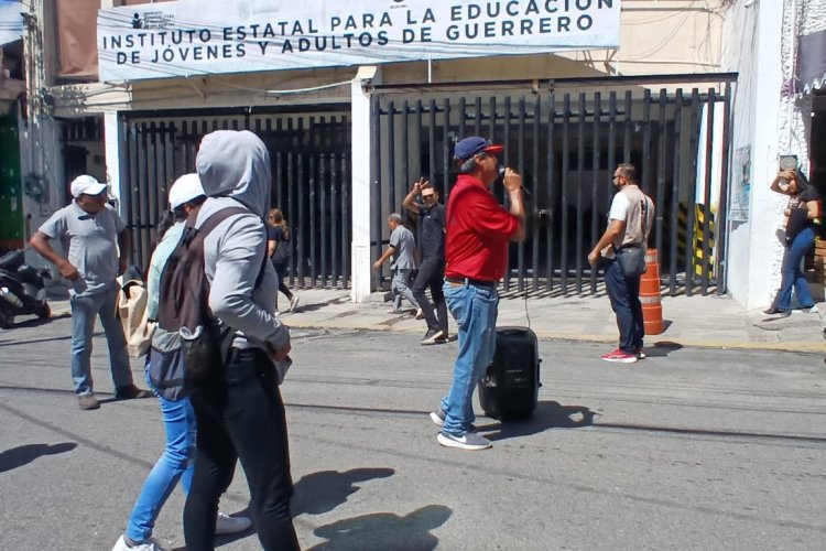 Bloquean calle en Guerrero trabajadores del IEEJAG; exigen pagos oportunos