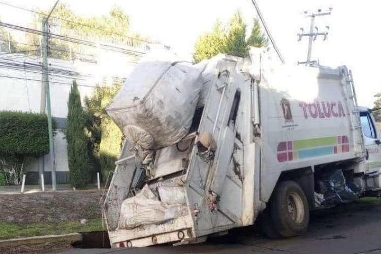 Cae camión recolector de basura dentro de un socavón en Toluca