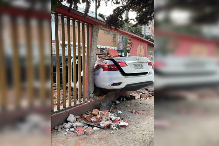 Automóvil choca y atraviesa barda de una casa en Iztapalapa