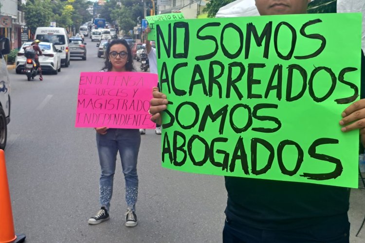 Trabajadores del PJ realizan volanteo en calles de Chilpancingo, Guerrero