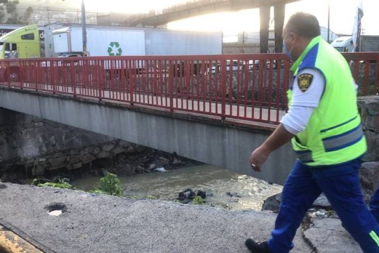 Encuentra cadáver flotando en aguas negras del Río de los Remedios del Edomex