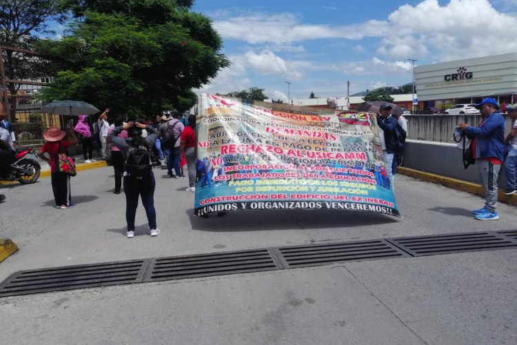 Movilización de maestros deja sin clases a más de mil niños de Apango