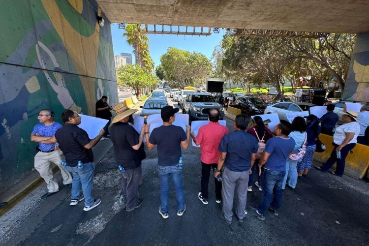 Maestros realizan bloqueos en Tijuana por falta de pagos