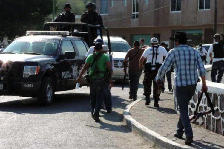 En la costa de Michoacán, habitantes huyen por violencia