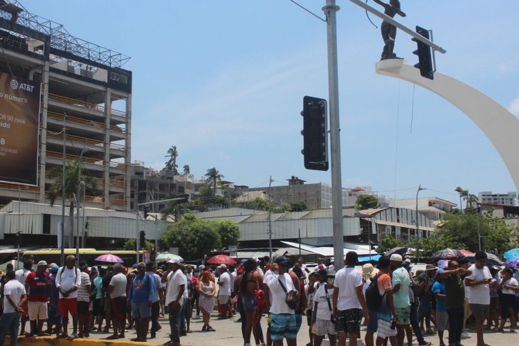 Comerciantes bloquean costera Miguel Alemán para exigir suministro de agua potable