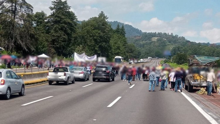 Bloquean autopista México-Puebla; exigen pagos pendientes al gobierno federal