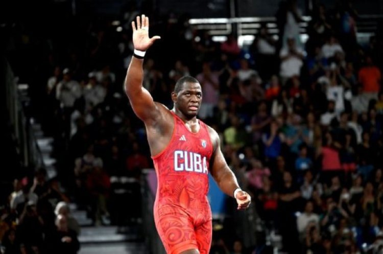 Luchador de Cuba hace historia en París 2024 al ganar su quinta corona olímpica