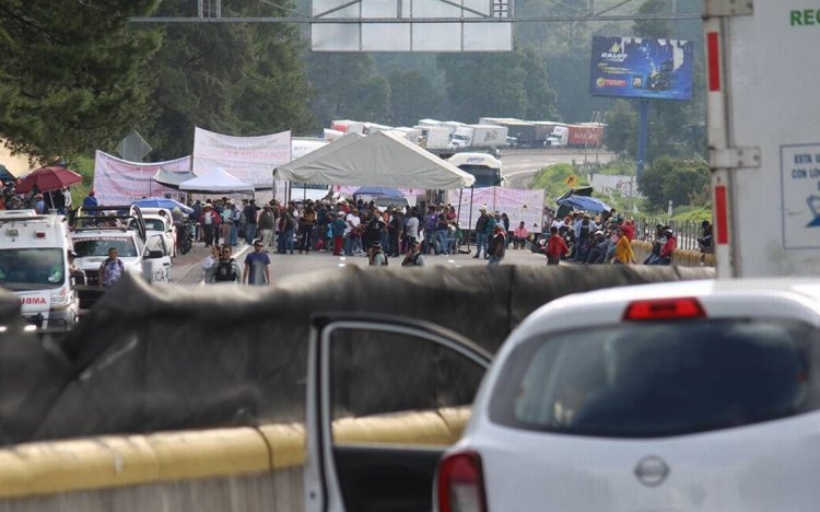 Bloqueo de ejidatarios en la México-Puebla lleva más de 20 horas