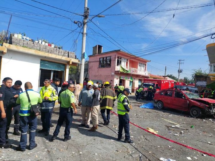 Muere una persona en explosión de vehículo con pirotecnia en Tepetlixpa, Edomex