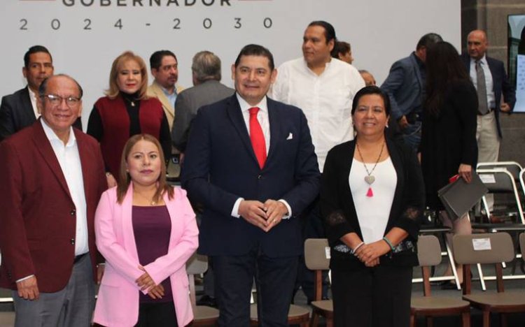 Presenta Alejandro Armenta a primeros integrantes de su cabildo